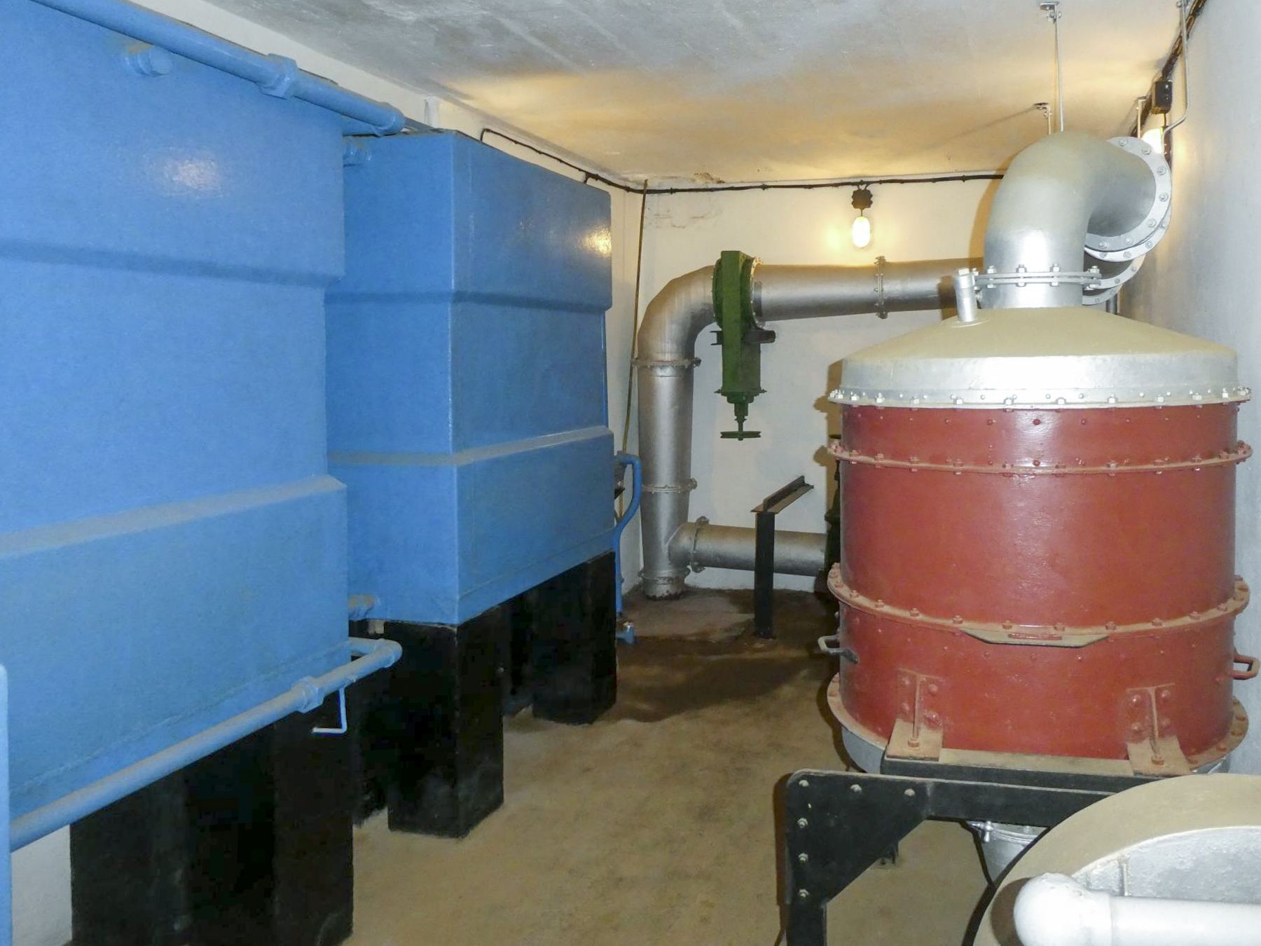 Ligne Maginot - SCHOENENBOURG - (Ouvrage d'artillerie) - Bloc 3
Salle des filtres et réserve d'eau - ELLENA Daniel - CUNY Philippe