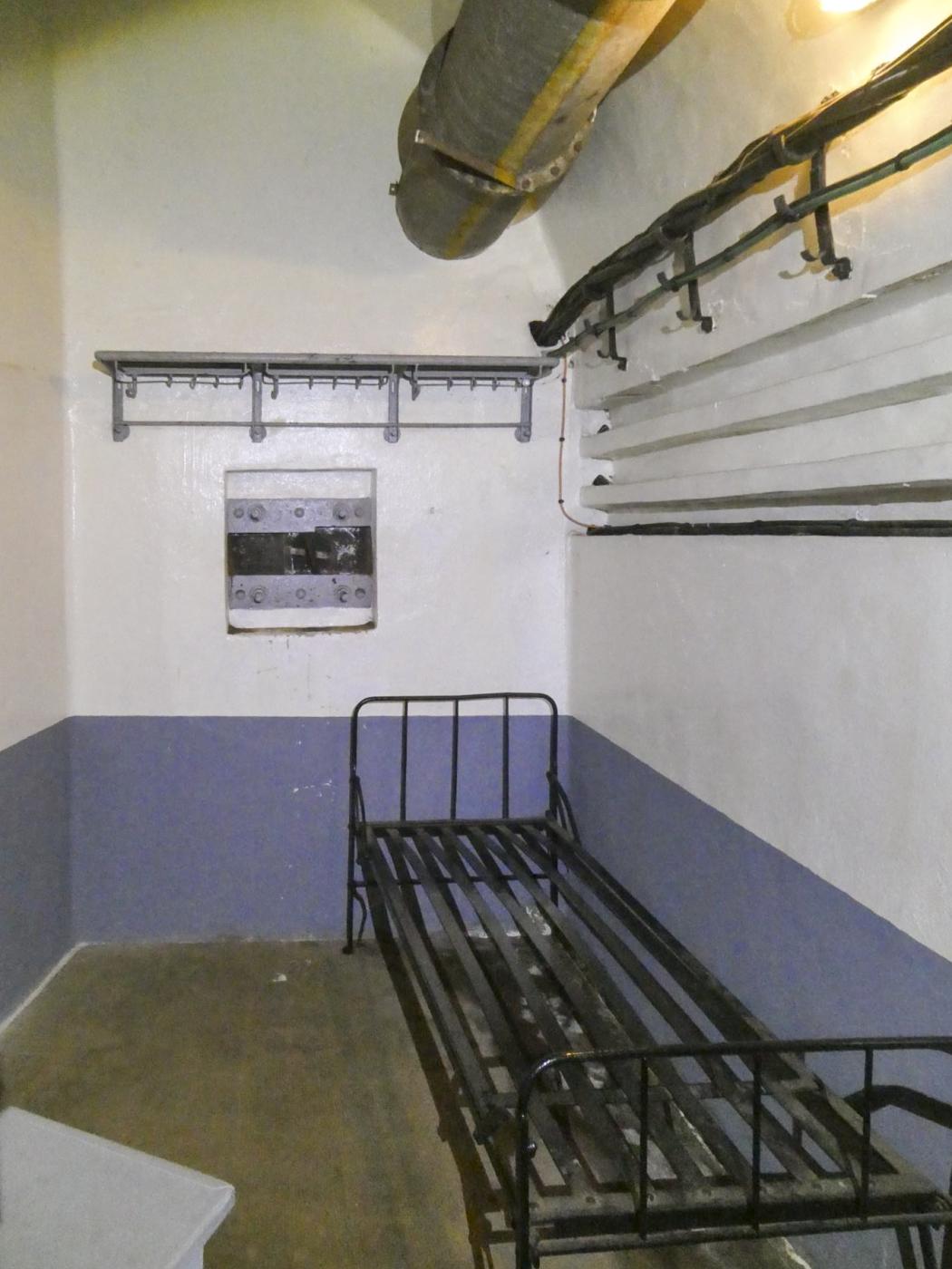 Ligne Maginot - SCHOENENBOURG - (Ouvrage d'artillerie) - Galerie en bas de l’entrée des hommes
Créneau de défense intérieur
La chambre de tir - ELLENA Daniel - CUNY Philippe