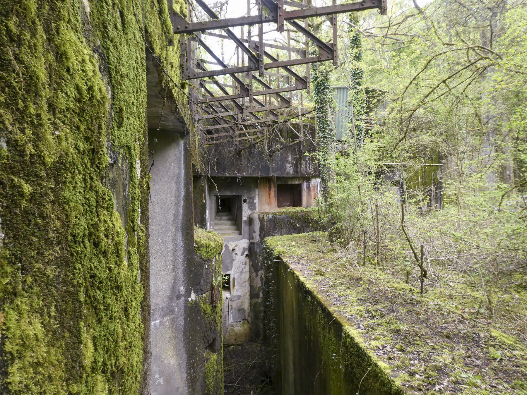 Ligne Maginot - HOCHWALD - (Ouvrage d'artillerie) - Bloc 16
Coffre de contrescarpe du fossé antichar de l'ouvrage ouest - ELLENA Daniel - CUNY Philippe