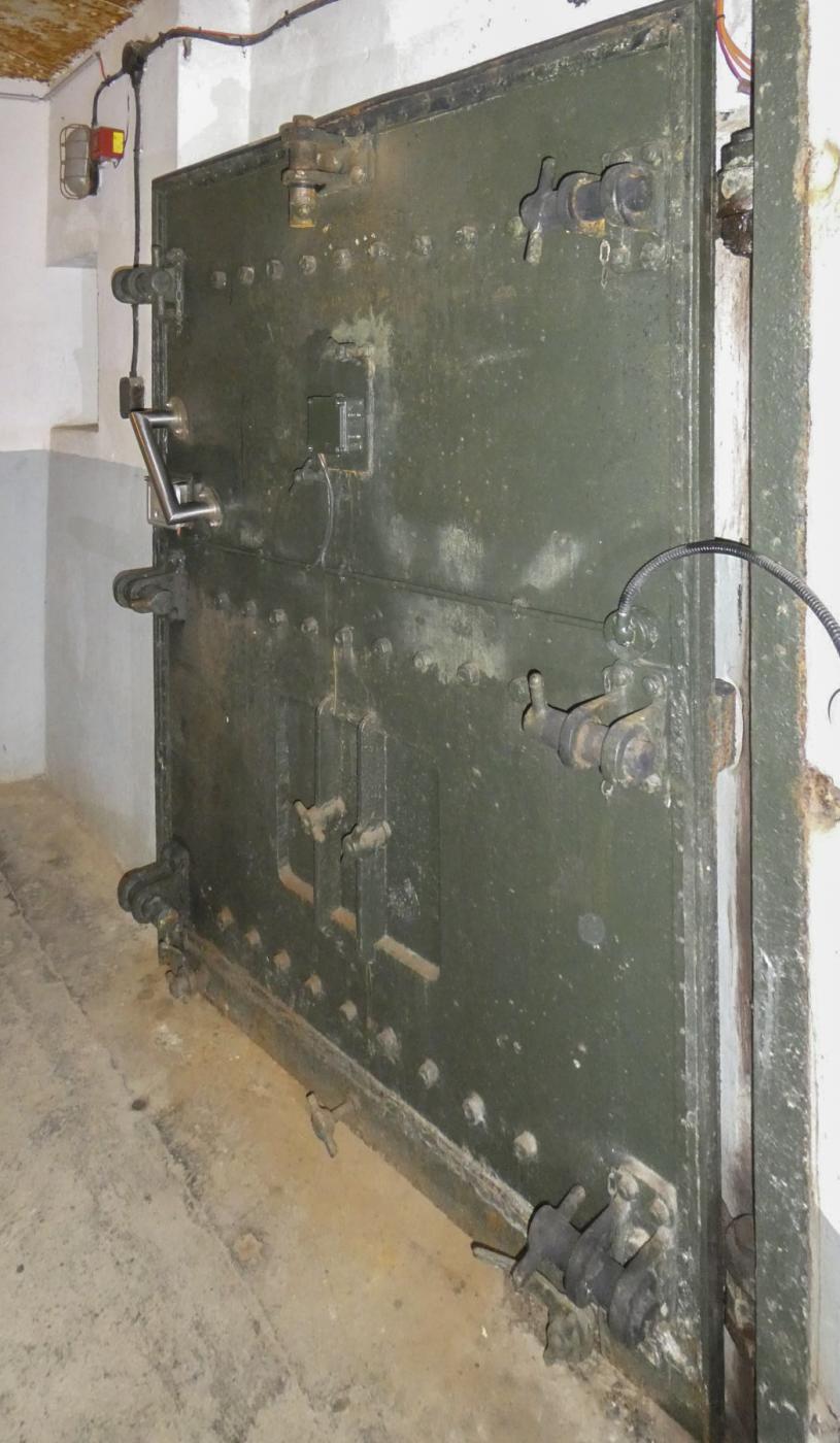Ligne Maginot - FOUR A CHAUX - FAC - (Ouvrage d'artillerie) - Entrée des hommes
Porte blindée intérieure - ELLENA Daniel - CUNY Philippe