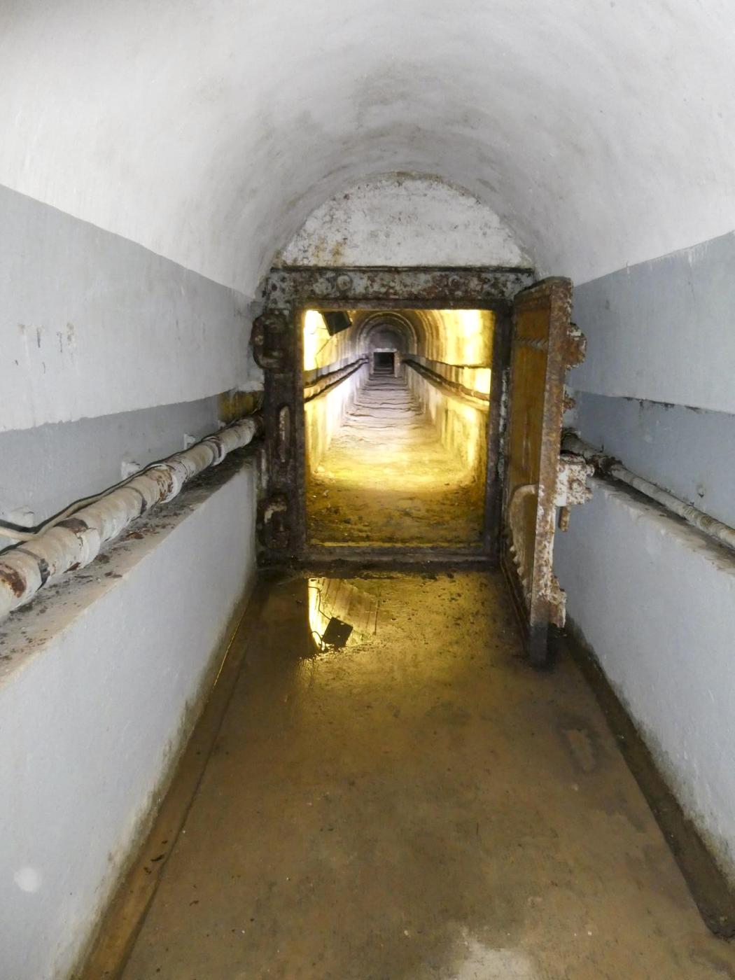 Ligne Maginot - FOUR A CHAUX - FAC - (Ouvrage d'artillerie) - Egout Ouest, galerie de cables et issue de secours. - ELLENA Daniel - CUNY Philippe