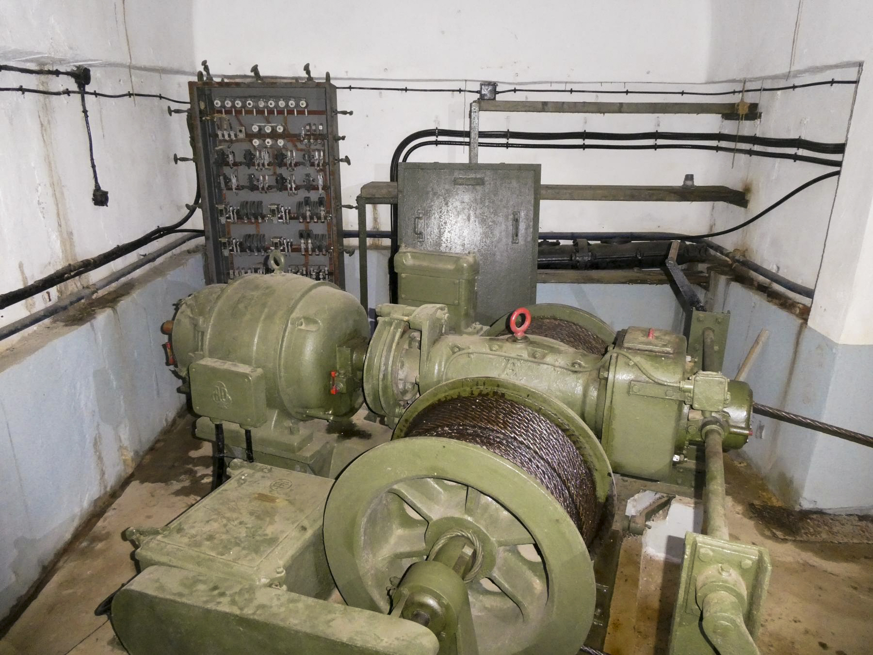 Ligne Maginot - FOUR A CHAUX - FAC - (Ouvrage d'artillerie) - Plan incliné
Treuil du monte wagonnet - ELLENA Daniel - CUNY Philippe