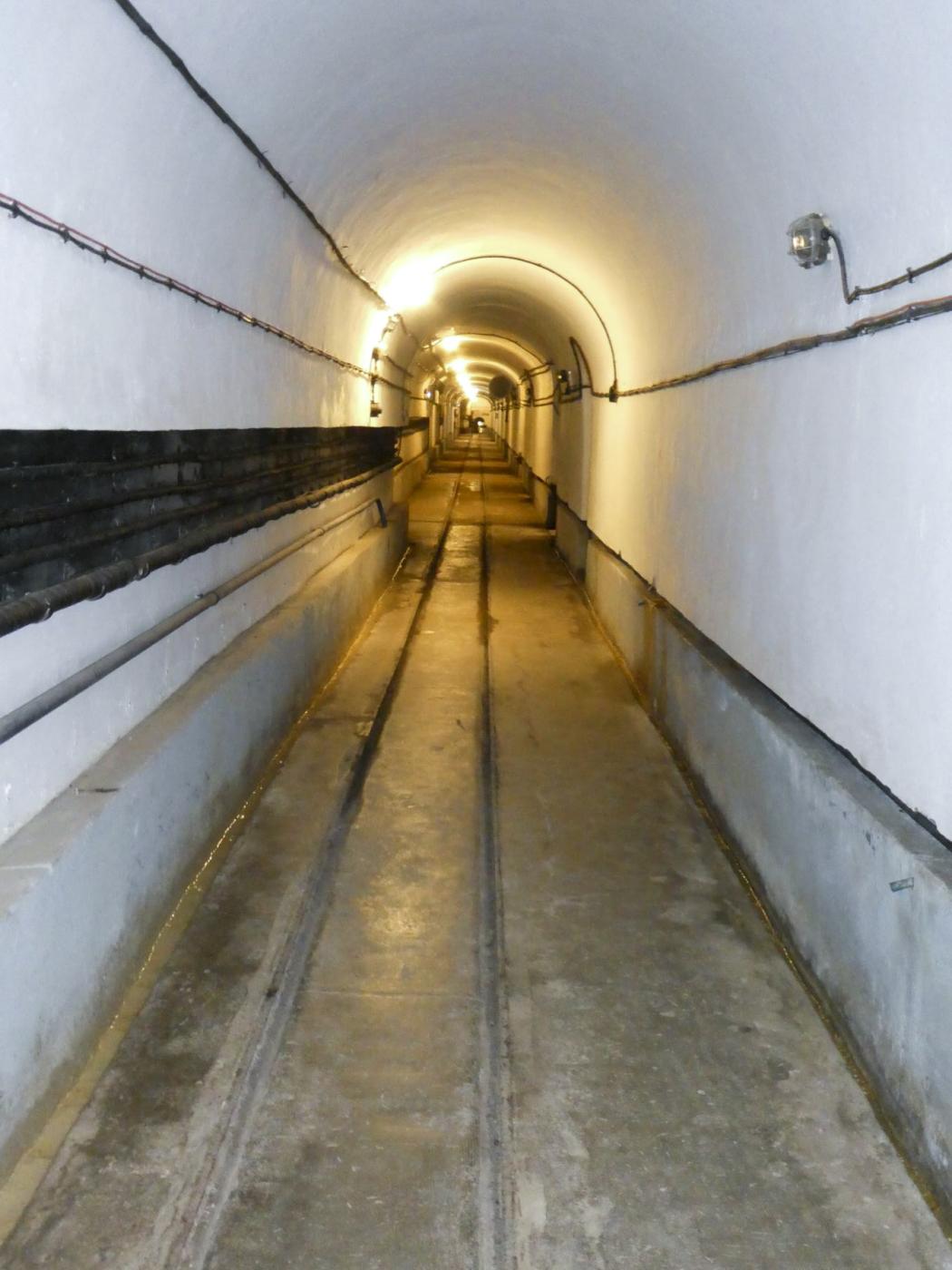 Ligne Maginot - FOUR A CHAUX - FAC - (Ouvrage d'artillerie) - La galerie de la gare de triage vers le casernement - ELLENA Daniel - CUNY Philippe