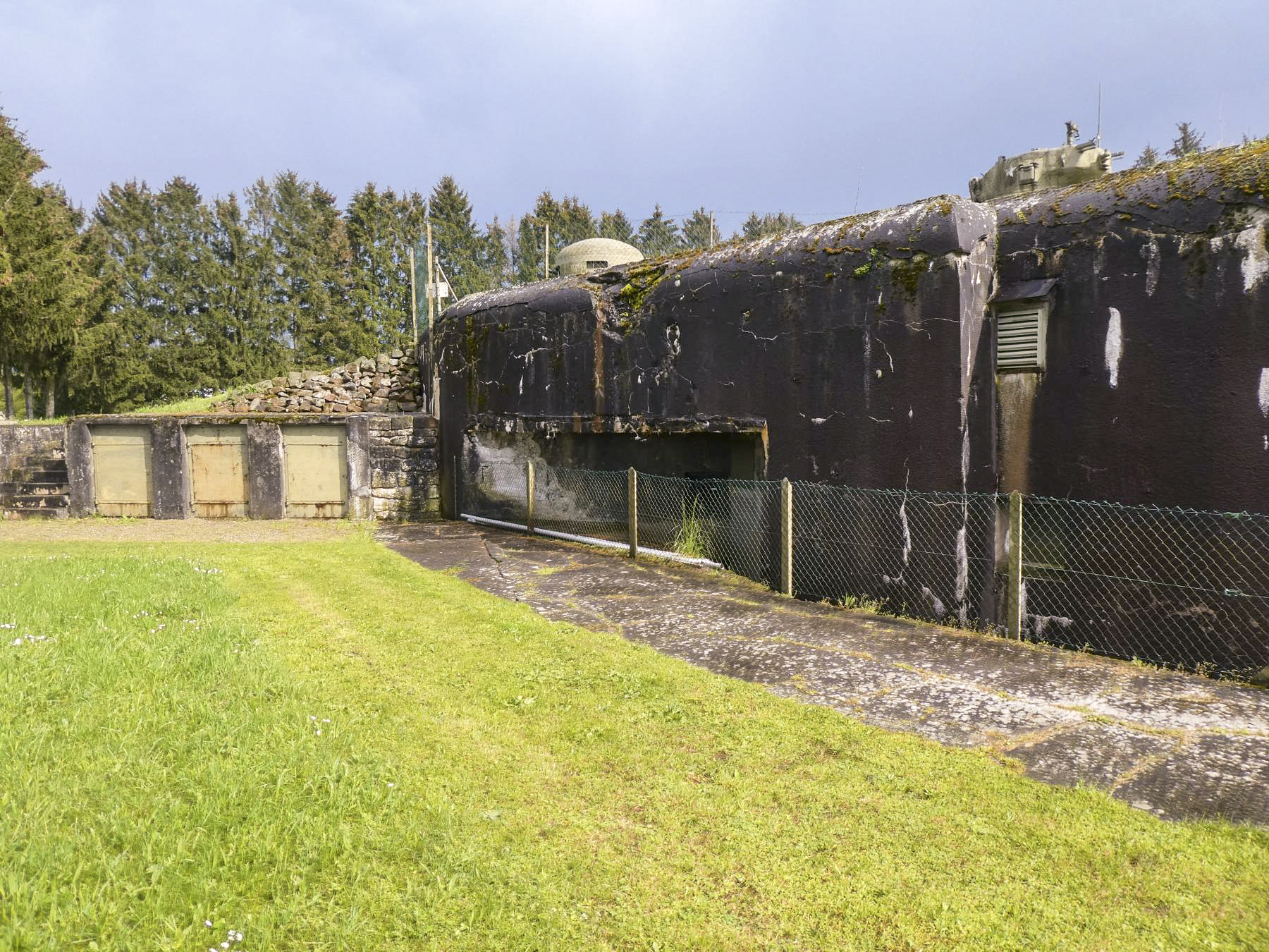 Ligne Maginot - ESCH - (Casemate d'infanterie - Double) - A gauche les niches à mines  - ELLENA Daniel - CUNY Philippe