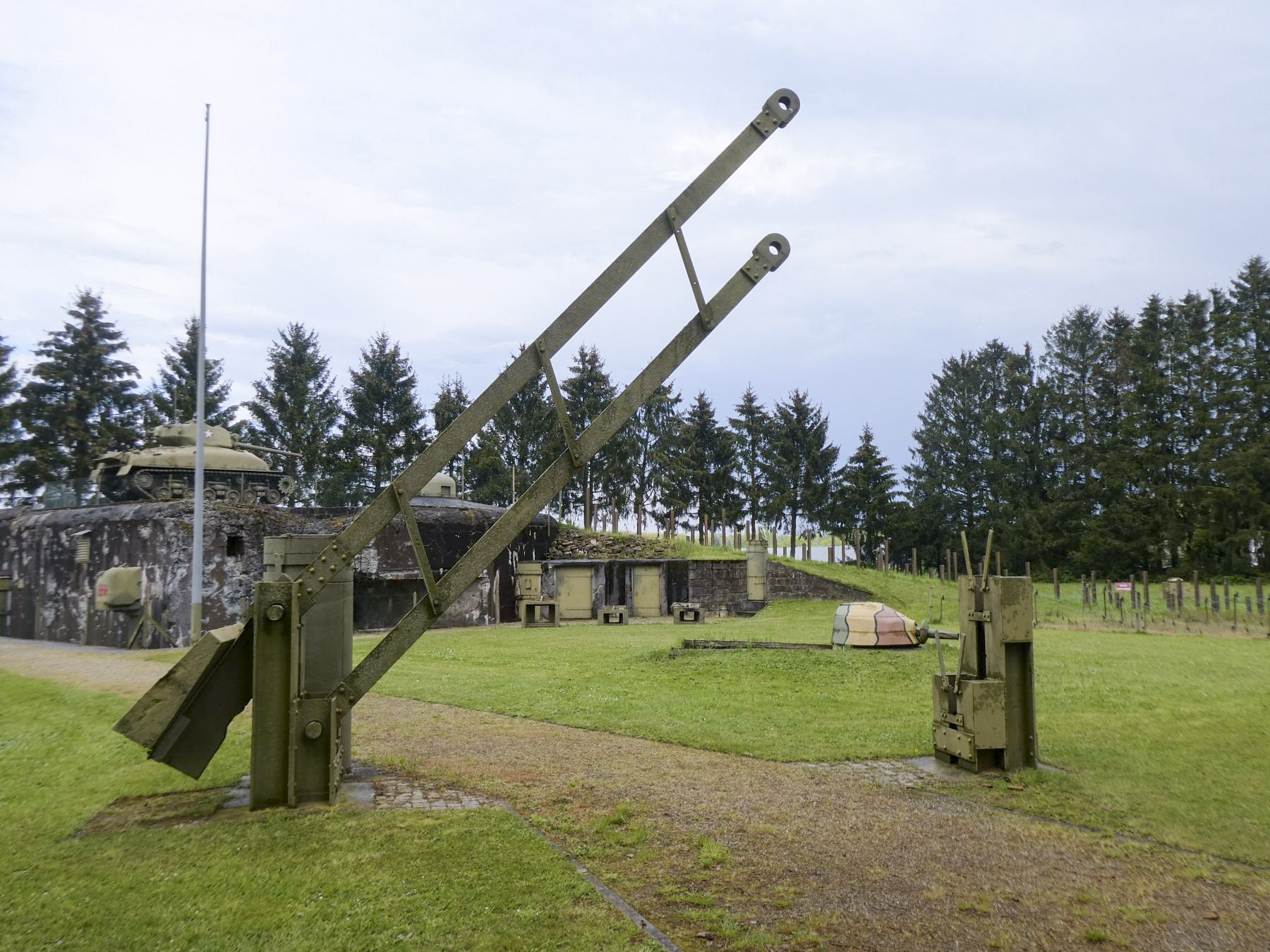 Ligne Maginot - ESCH - (Barrage de Route) - La barrière reconstituée - ELLENA Daniel - CUNY Philippe