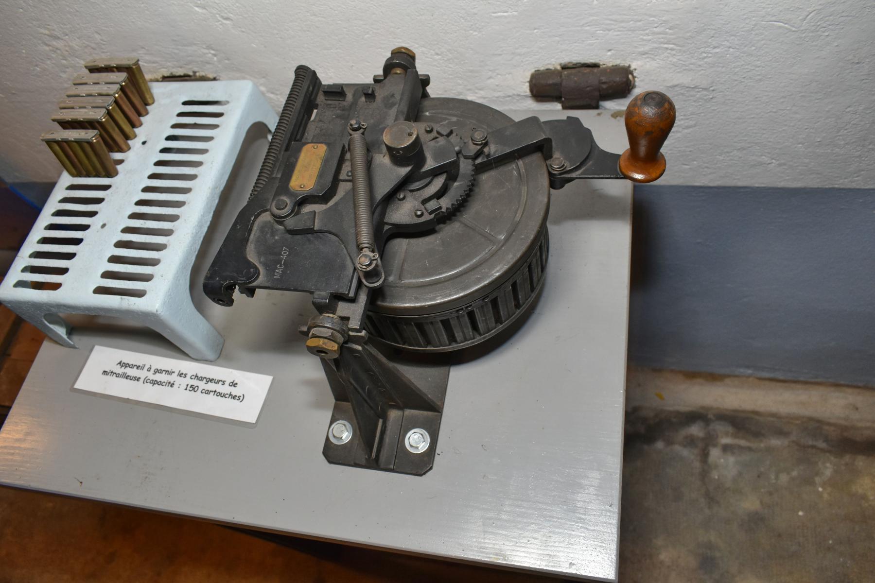 Ligne Maginot - OBERROEDERN SUD - RIEFFEL - (Casemate d'infanterie - Double) - Dispositif pour le garnissage des chargeurs de mitrailleuse Reibel MAC 31 - Daniel Froehly