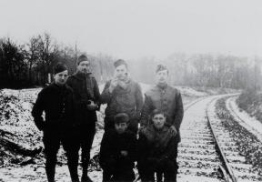 Ligne Maginot - RURANGE - (Dépôt du Génie) - Une partie du personnel du dépôt
Debout :
Louis Piedelieu, Mytho, 1 anglais? 
Assis:
Vellan, 1 anglais