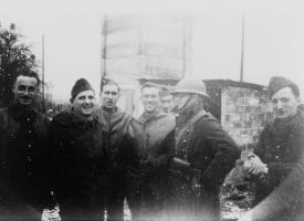 Ligne Maginot - RURANGE - (Dépôt du Génie) - Une partie du personnel du dépôt avec des visiteurs anglais

?, Jean Jeannotot, , Anglais, Anglais, ?, ?, Louis Piedelieu