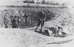Ligne Maginot - OBERROEDERN NORD - (Casemate d'infanterie - Double) - Photo prise après les combats
Matériels abandonnés par les allemands lors de leur assaut