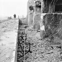 Ligne Maginot - FERMONT - A2 - (Ouvrage d'artillerie) - Le bloc 4 après les combats
Le fossé diamant qui a rempli son rôle en recueillant les éclats de béton
Noter l'antenne radio de secours sur ses supports isolants