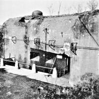 Ligne Maginot - FERMONT - A2 - (Ouvrage d'artillerie) - L'entrée des hommes en 1940
Noter la tonalité  noire de la partie sous la visière destinée à masquer cette dernière des vues