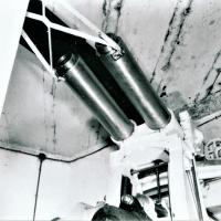 Ligne Maginot - Canon-obusier de 75 mm modèle 1932 sous casemate (75 32) - Ouvrage de Fermont bloc 4
Les tubes équilibreurs à ressort pour la hausse de la pièce. Ils servent à minimiser l'effort à fournir pour le mouvement vertical de la pièce