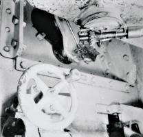 Ligne Maginot - Canon-obusier de 75 mm modèle 1932 sous casemate (75 32) - Ouvrage de Fermont bloc 4
La commande des volets d'embrasure en partie haute et une tringlerie de commande de la pièce