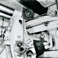 Ligne Maginot - Canon-obusier de 75 mm modèle 1932 sous casemate (75 32) - Ouvrage de Fermont bloc 4
Poste de pointage
Les tringleries  de commande et renvois sont visibles