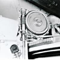 Ligne Maginot - Canon-obusier de 75 mm modèle 1932 sous casemate (75 32) - Ouvrage de Fermont bloc 4
Tringleries et renvois de commande de hausse et pointage latéral