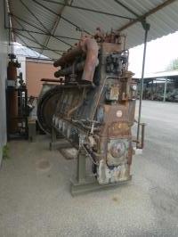 Ligne Maginot - HOCHWALD - (Ouvrage d'artillerie) - Moteur SULZER type 6 DD 22 provenant de l'ouvrage Hochwald-Ouest. Vendu en 1967 à une gravière de Souffelweyersheim, revenu au sein de l'AALMA au fort de Schoenenbourg, qui le a mis à disposition du musée de l'abri de Hatten pour l'exposition.