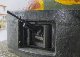 Ligne Maginot - ANCIENNE REDOUTE - (Abri) - La cloche GFM, le FM 24/29
L'arme étant, à l'inverse des créneaux de façade, dépourvue de système de maintien, elle donne l'impression de pendre.