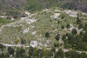 Ligne Maginot - CASTILLON (CN) - EO8 - (Ouvrage d'artillerie) - Vue d'ensemble de l'ouvrage.
En haut de gauche à droite : bloc 4, 3 et 6.
Au milieu : bloc cheminée.
En bas : bloc entrée