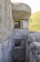 Ligne Maginot - CASTILLON (CN) - EO8 - (Ouvrage d'artillerie) - Bloc 3
Créneaux pour canon de 75 (au dessus) et mortier de 81 mm (en partie basse)
Les supports de l'antenne radio sont visibles sur la droite de la photo