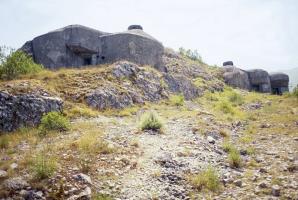 Ligne Maginot - CASTILLON (CN) - EO8 - (Ouvrage d'artillerie) - Bloc 4
Le bloc 3 est au second plan