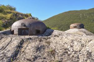 Ligne Maginot - CASTILLON (CN) - EO8 - (Ouvrage d'artillerie) - Bloc 4
La cloche mitrailleuse et la cloche VDP au second plan