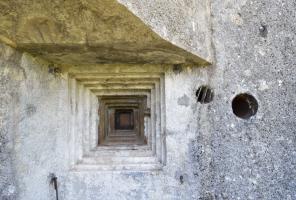 Ligne Maginot - CASTILLON (CN) - EO8 - (Ouvrage d'artillerie) - Bloc 4
L'unique créneau pour mitrailleuse du bloc