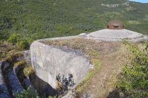 Ligne Maginot - CASTILLON (CN) - EO8 - (Ouvrage d'artillerie) - Bloc  6
Noter le décrochement du fossé du à la présence des mortiers