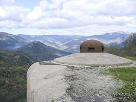 Ligne Maginot - CASTILLON (CN) - EO8 - (Ouvrage d'artillerie) - Bloc 6
Vue prise depuis les dessus du bloc 6, à l'arrière plan, le mont Barbonnet.
