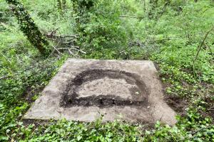 Ligne Maginot - BATTENHEIM ECLUSE 44 NORD 2 - (Cuve pour canon) - Vue de la plate-forme dégagée.
Les inscriptions sont dans les angle à droite.