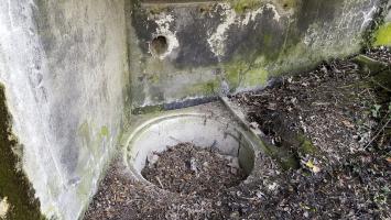 Ligne Maginot - 84 - CHEMIN CREUX - (Casemate d'infanterie - Double) - Fosse à douilles du créneau mitrailleuse nord-est
