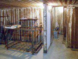 Ligne Maginot - 84 - CHEMIN CREUX - (Casemate d'infanterie - Double) - Lits rabattables dans la chambre de tir mitrailleuse nord-est
A droite le puits de la cloche GFM