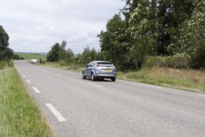 Ligne Maginot - FIXEM (POSTE AVANCé GRM) - (Poste GRM - Maison Forte) - L'avant poste se situe à droite de la voiture grise. Il n'apparaît de ce côté ci que comme un monticule de terre recouvert de végétation. On ne peut apercevoir le béton qu'a proximité immédiate.

Le véhicule blanc en arrière plan est situé au niveau du pont surplombant la Boler, et doté à l'époque d'un dispositif de destruction.