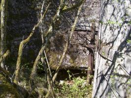 Ligne Maginot - COUCOU - A20 - (Ouvrage d'infanterie) - Bloc 2
Le mat support du caisson blindé pour le projecteur (non monté) et le support du projecteur provisoire