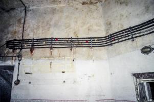 Ligne Maginot - COUCOU - A20 - (Ouvrage d'infanterie) - Le blockhaus pour la défense de la galerie. 
Voir les notes de musique posées sur les cables utilisés comme une portée