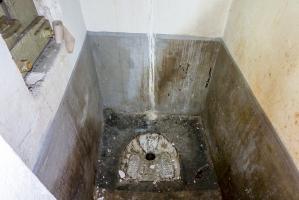 Ligne Maginot - HATTEN - O1 - (Observatoire d'artillerie) - Latrines au pied du créneau FM de défense du couloir d'entrée