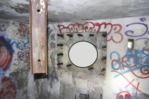 Ligne Maginot - B13 - PAS DE LA PORTE SUD - SA-7 - (Blockhaus pour arme infanterie) - Créneau mitrailleuse nord. Un symbole a été masqué