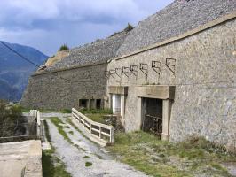 Ligne Maginot - RIMPLAS (RS) - (Ouvrage d'artillerie) - Entrée du téléphérique
Au premier plan l'entrée du téléphérique, le cable et les bennes passant sous la route