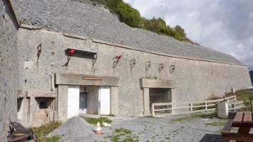 Ligne Maginot - RIMPLAS (RS) - (Ouvrage d'artillerie) - Les entrées
L'entrée des hommes à gauche, à droite l'entrée du téléphérique