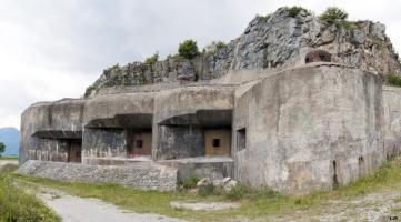 Ligne Maginot - RIMPLAS (RS) - (Ouvrage d'artillerie) - Bloc 5
La cloche visible en partie supérieure est une cloche factice. La cloche de droite est une cloche GFM, celle de gauche la cloche observatoire VDP  