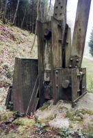 Ligne Maginot - 136 - (Barrage de Route) - La barrière remise en place au Simserhof
Détail mécanisme pivot et contrepoids
Noter les deux serrures empêchant la fermeture de la barrière