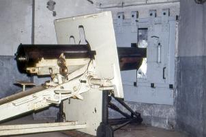 Ligne Maginot - BOIS D'OTTONVILLE - BCA1 - (Casemate d'artillerie) - Chambre de tir droite dans les années 1970
Canon de 75 mle 1897