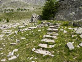 Ligne Maginot - VALLON DE SANGUINIERE - (Cuve pour arme d'infanterie) - Escaliers cimentés en V menant à une plateforme et restes d'une construction.
