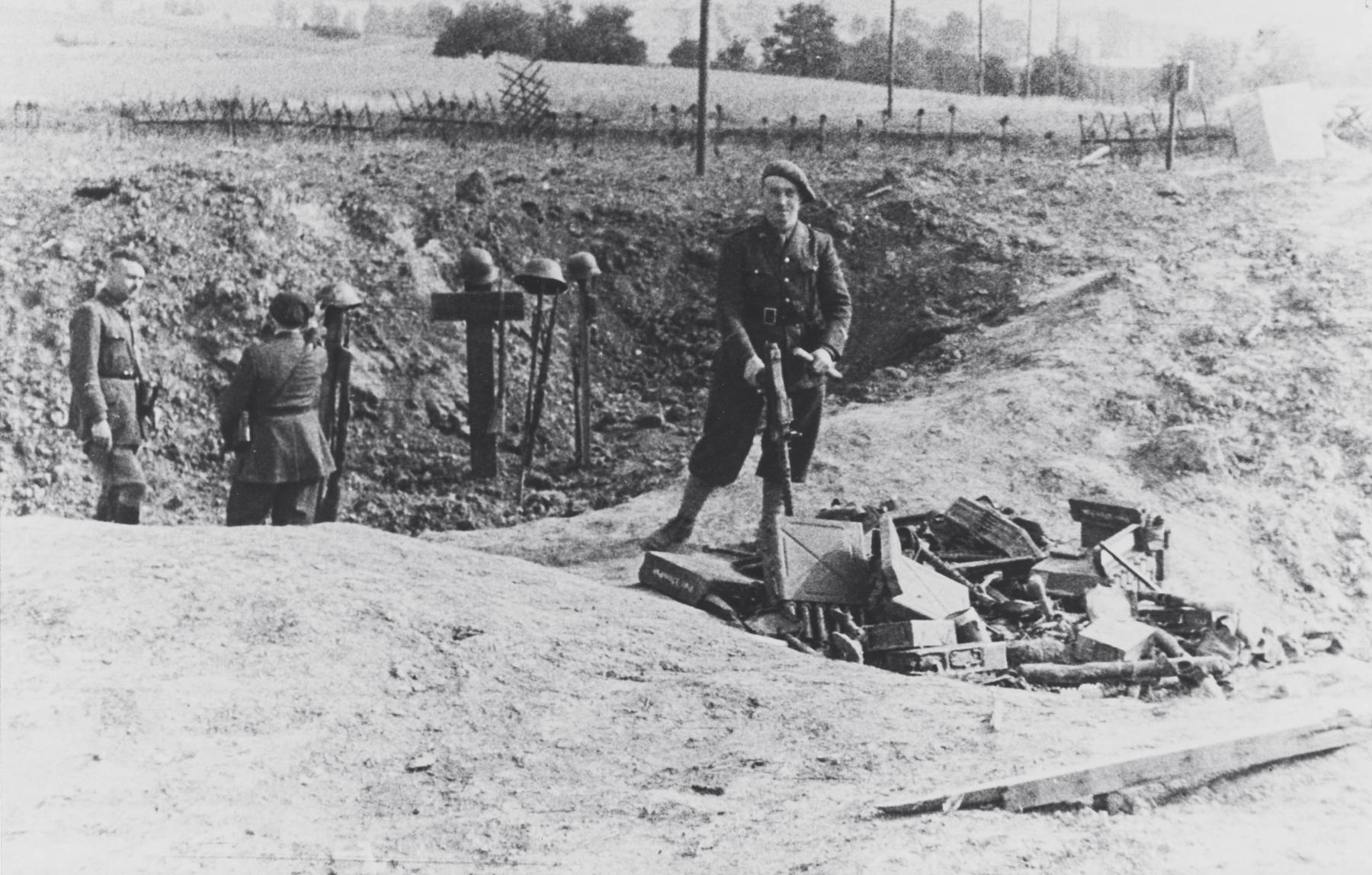 Ligne Maginot - OBERROEDERN NORD - (Casemate d'infanterie - Double) - Photo prise après les combats
Matériels abandonnés par les allemands lors de leur assaut - Albert HAAS