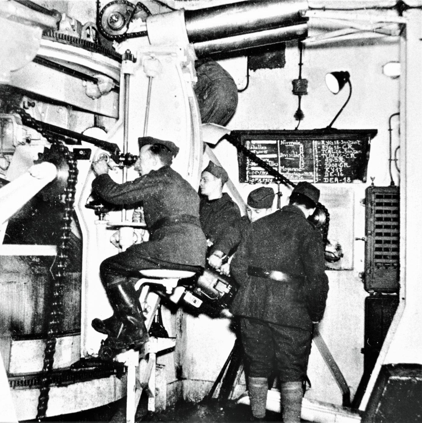 Ligne Maginot - FERMONT - A2 - (Ouvrage d'artillerie) - Bloc 4
L'une des pièces de 75 mle 32 sous casemate avec ses servants - Inconnu