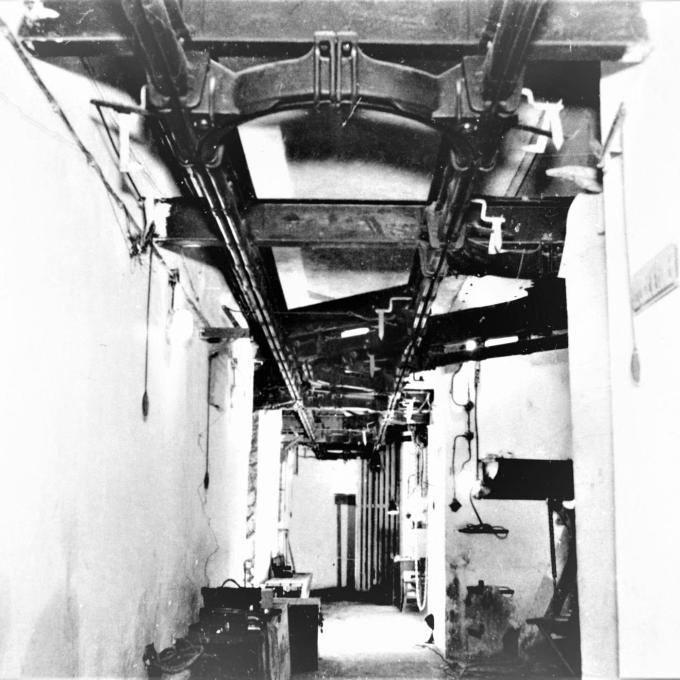 Ligne Maginot - FERMONT - A2 - (Ouvrage d'artillerie) - Bloc 4
A l'arrière des pièces, le monorail aérien Tourtelier pour le transport des munitions en casiers - Inconnu