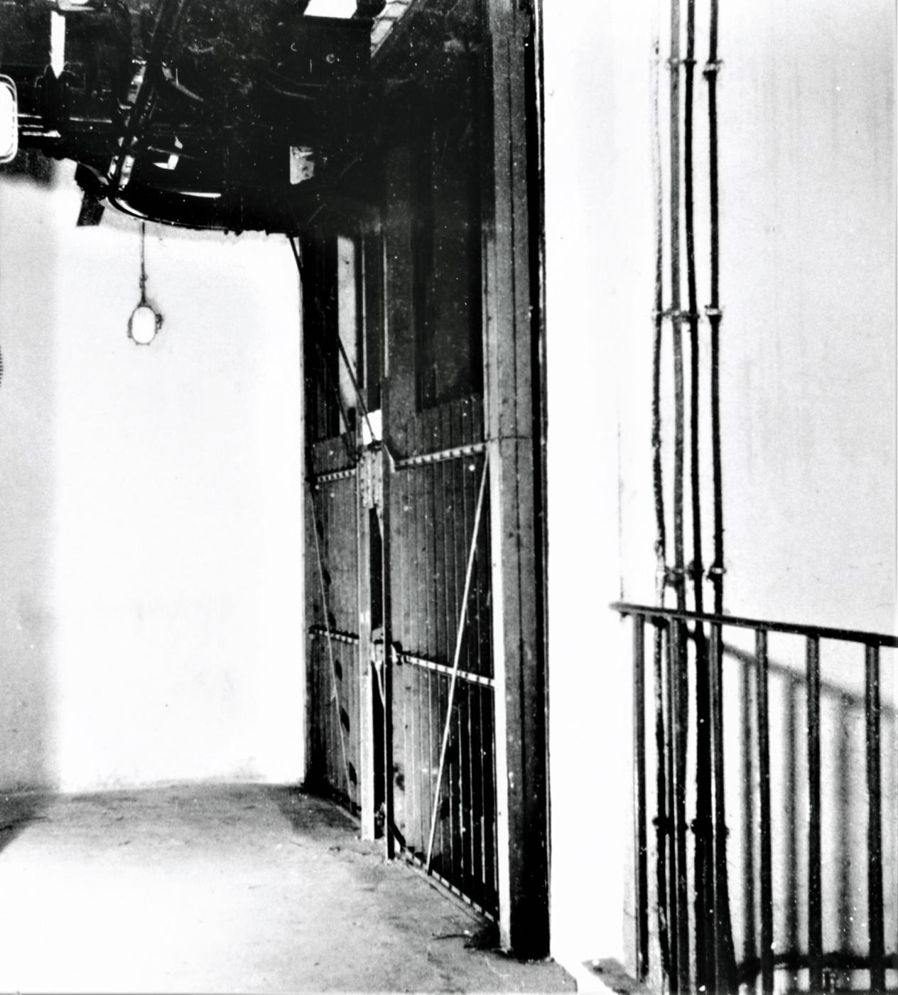 Ligne Maginot - FERMONT - A2 - (Ouvrage d'artillerie) - Bloc 4
Les deux monte-charges Baudet Donon Roussel de 2,5 T à l'étage du bloc - Inconnu