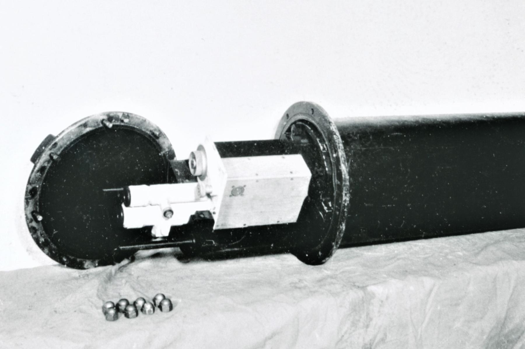 Ligne Maginot - Lunette fixe type G (G) - Ouvrage de Fermont bloc 4
Lunette type G sortant de sa caisse étanche de stockage

