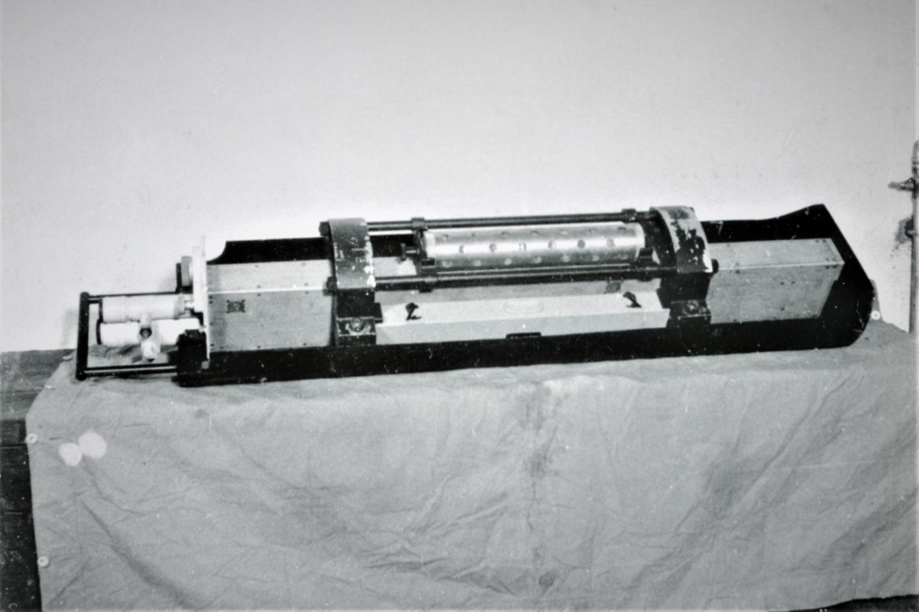 Ligne Maginot - Lunette fixe type G (G) - Ouvrage de Fermont bloc 4
Lunette type G dans le support utilisé pour le stockage dans sa caisse étanche
En partie supérieure, le tube perofoé pour les sachets de Silicagel (déhydratant)
Sur l'avant contre le corps de la lunette, une boite de pièces de rechanges

