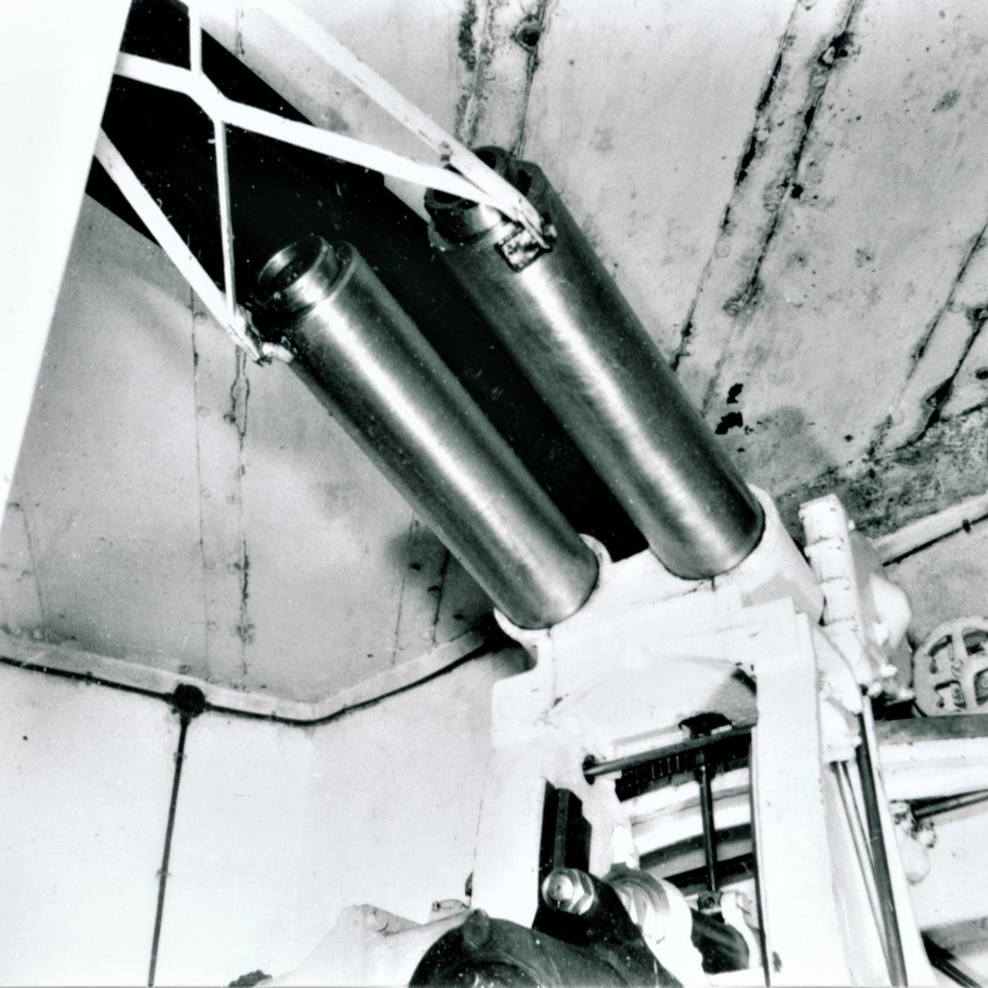 Ligne Maginot - Canon-obusier de 75 mm modèle 1932 sous casemate (75 32) - Ouvrage de Fermont bloc 4
Les tubes équilibreurs à ressort pour la hausse de la pièce. Ils servent à minimiser l'effort à fournir pour le mouvement vertical de la pièce