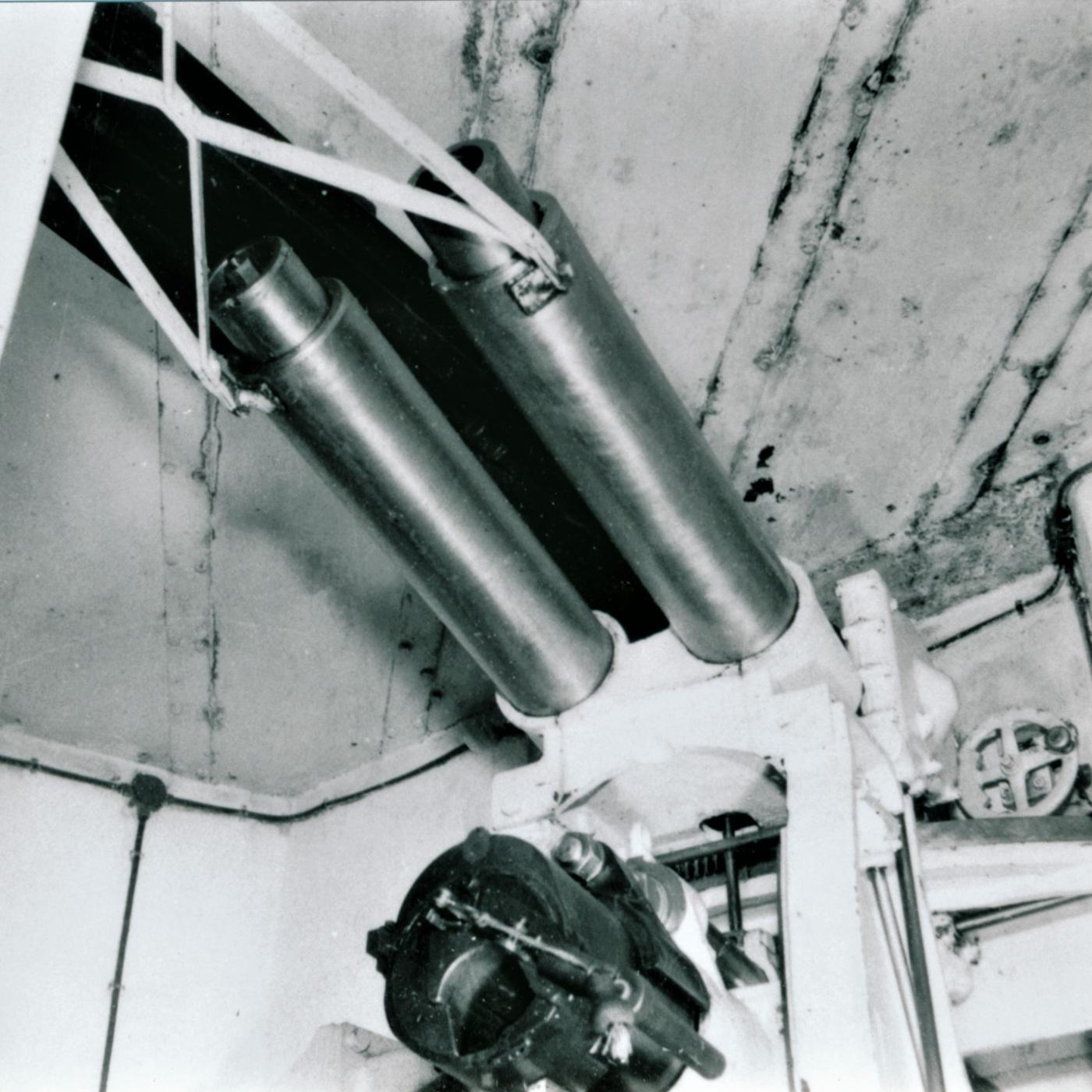 Ligne Maginot - Canon-obusier de 75 mm modèle 1932 sous casemate (75 32) - Ouvrage de Fermont bloc 4
Les tubes équilibreurs à ressort pour la hausse de la pièce. On voit le piston intérieur sorti par rapport à la photo précédente, la hausse de la pièce ayant été modifiée